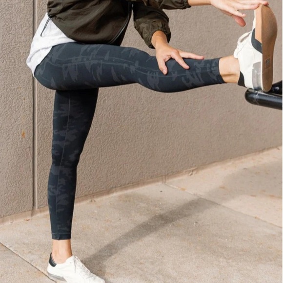 Spanx Look At Me Now High Waisted Seamless Black Camo Leggings Plus Sz 1… - Picture 4 of 11